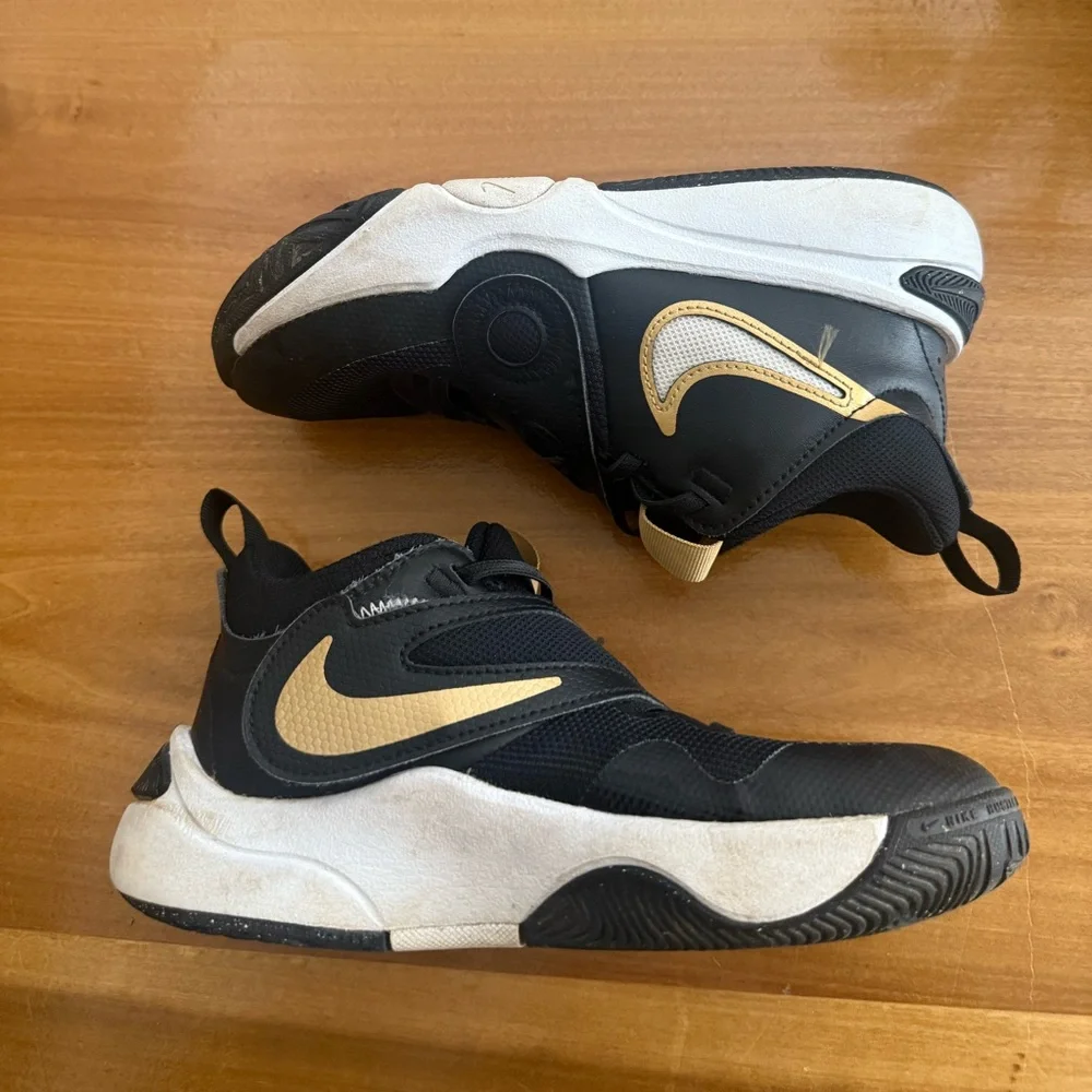 Nike‎ Big Kid Team Hustle D11 Basketball Shoe